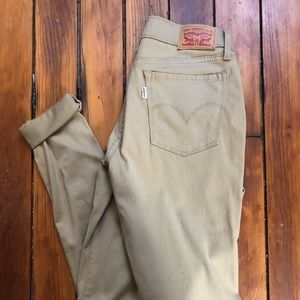 • WOMEN’S LEVI’S •